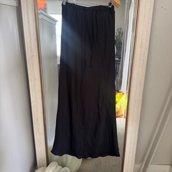 Forever 21 satin Elegant Black Women's Skirt - Picture 2 of 5